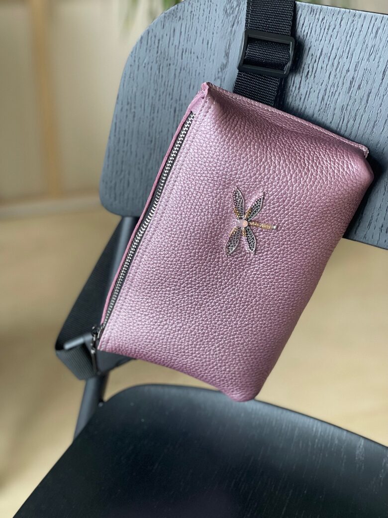 Metāliski rozā Jostas soma ar ROZĀ SPĀRI