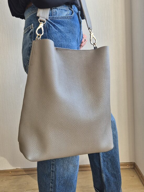 Brīvā stila plecu soma PELĒKA