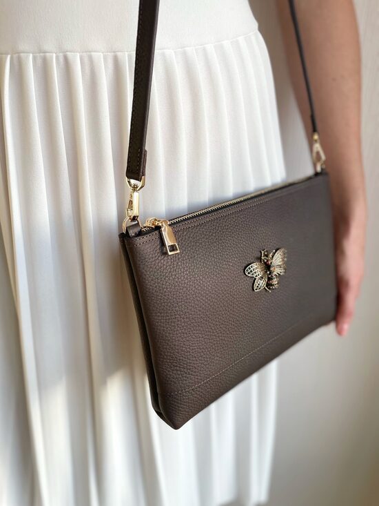 Brūna plecu soma ar KARALISKO TAURENI