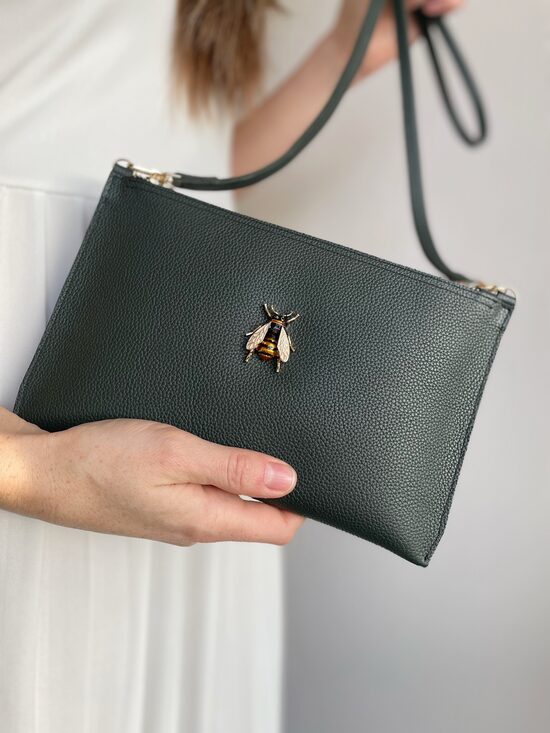 Tumši zaļa plecu somiņa ar KARALISKO TAURENI