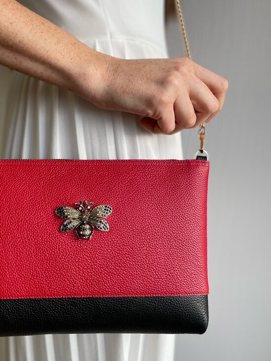 Sarkana plecu soma ar KARALISKO TAURENI