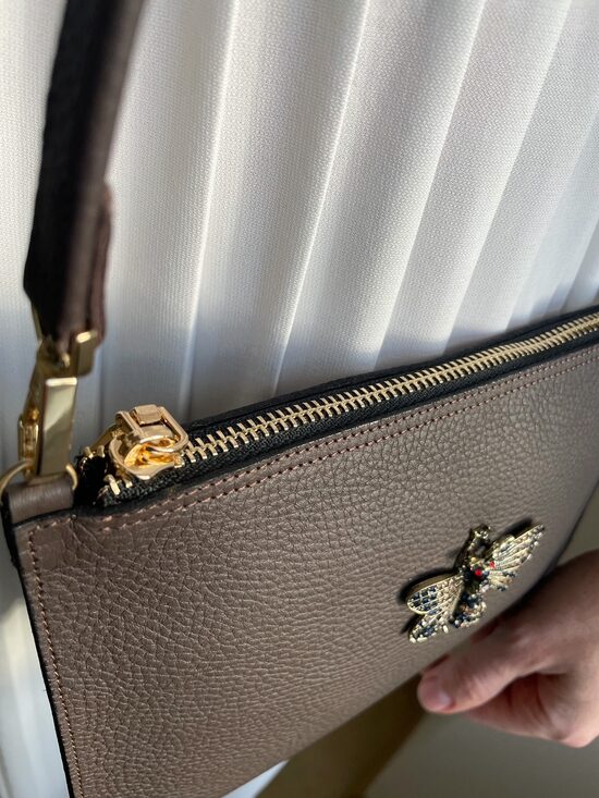 Brūna plecu somiņa ar KARALISKO TAURENI