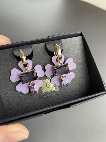 Gaiši lillā auskari ZIEDI ar tumši pelēkiem kristāliem